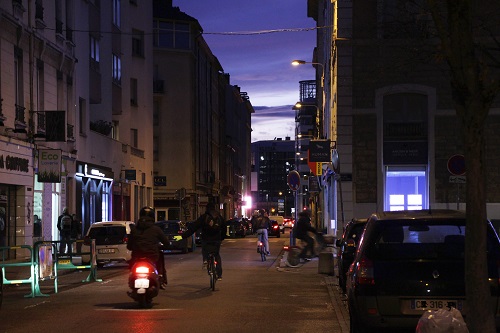 rue avec éclairage nocturne