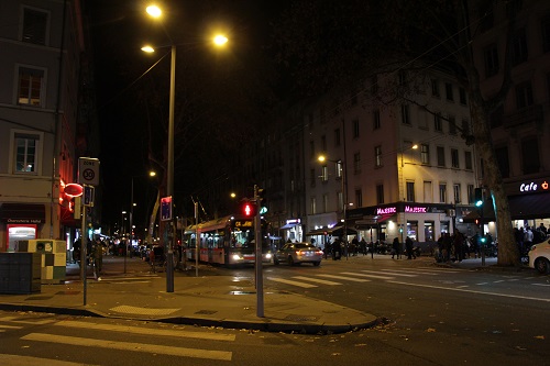 Rue de Lyon avec éclairage nocturne et circulation