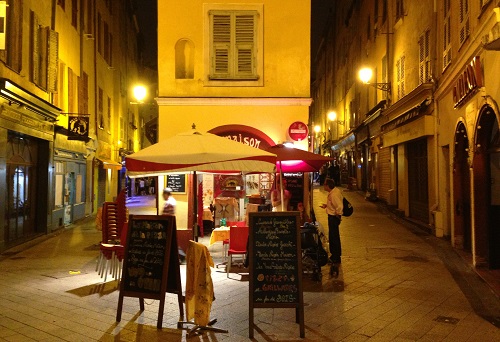 rue piétonne de Nice éclairée la nuit