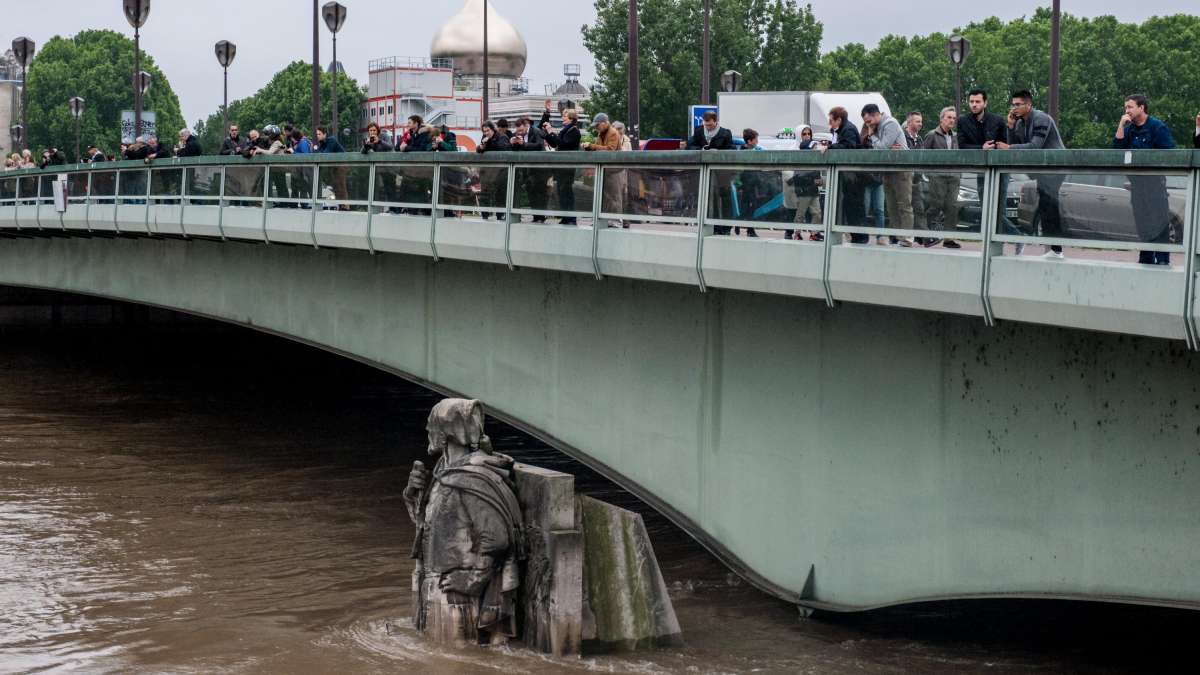 Zouave du pont de l'Alma lors de la crue de la Seine