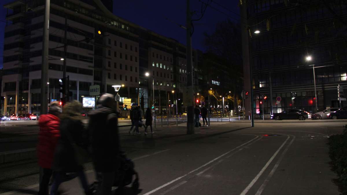Avenue de Lyon faiblement éclairée près de la gare